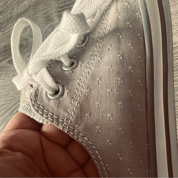Womens converse size 6 never worn. List grey with pattern. - Picture 4 of 5